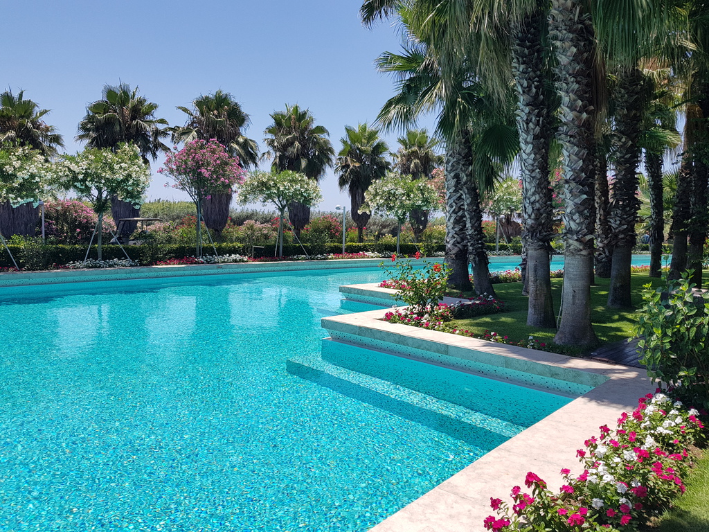 hotel gloria serenity
